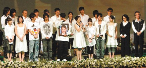 「許瑋倫2007光芒音樂會」在演藝圈眾好友與許家家人大合唱中圓滿落幕。  記者林承樺／攝影