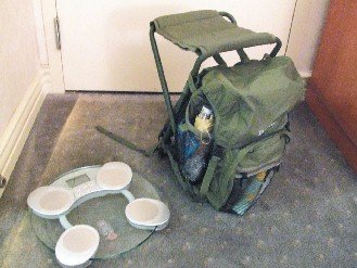 林依晨的行李、吳尊送的體重計，與可變成椅子的背包。  記者褚姵君／攝影