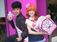 「元氣唱片行」新單元「洒落講座」(潮流的意思)第一次出外景,佼佼特別以醒目的「菲哥頭」造型現身,而林依晨則身穿高中女生制服、頭戴鮮艷的橘色假髮,展現俏麗青春本色,對於自己首次出征的表現,林依晨打了滿意的80分。 「元氣唱片行」新單元「洒落講座」(潮流的意思)第一次出外景,佼佼特別以醒目的「菲哥頭」造型現身,而林依晨則身穿高中女生制服、頭戴鮮艷的橘色假髮,展現俏麗青春本色,對於自己首次出征的表現,林依晨打了滿意的80分。