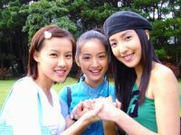 人氣偶像劇「我的秘密花園」，20日於東森綜合台重新播出，「我」劇是描述三個個性迥然的小女生，雖然對於感情有各自不同的憧憬，但卻發現原來愛情相愛未必能相守，因戲成為好姊妹的林依晨、楊謹華、梁又琳戲裡一起孤單，戲外也各自有一段悲慘戀情。