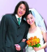 2003.06.12 [自由時報]Andy、林依晨在MV中，步入禮堂。