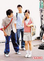 依晨強調，廣告男主角張家振（左）和她傳過緋聞，但兩人只有姊弟之情。