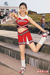 林依晨腳傷未癒，忍痛跳啦啦隊。  2003.07.27 蘋果日報