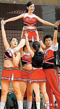 《七年級生》拍攝進度延宕，林依晨（上）損失三百萬元收入。  2003.07.29 蘋果日報