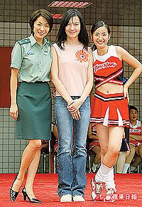 林熙蕾（中）澄清，外傳她與徐華鳳、林依晨不合，她不介意，只介意遲到一事。徐輔良攝  2003.07.29 蘋果日報