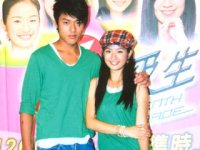 林依晨、張家振不約而同的身穿綠色「情人裝」。