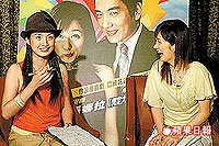 林依晨（左）學狗叫，張娜拉大笑。  2003.08.27 蘋果日報