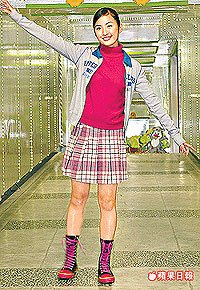 林依晨的可愛自然，獲許多贊助廠商青睞。尤能傑攝  2003.08.29 蘋果日報