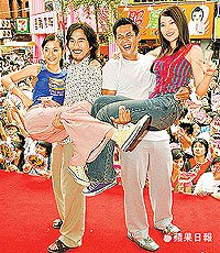 林依晨（左起）苗子傑、汪建民、林立雯參加《七年級生》簽書會。唐中寅攝  2003.08.31 蘋果日報