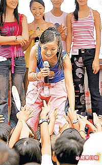 林依晨是人氣超旺的學生演員。  2003.08.31 蘋果日報