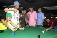 賀軍翔（右起）、林逸宏、張家振、賴智煒、顧瀚昀比撞球，爭取林依晨芳心！（圖文╱記者潘少棠）