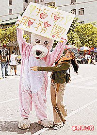 林依晨開學趣味多。 鄭孟晃攝  2003.09.17 蘋果日報