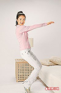 林依晨清新甜美的形象，頗受中年男子的青睞。  2003.10.13