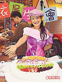 林依晨剛過生日就獲得金馬雙料入圍的好禮物。    2003.10.31 蘋果日報