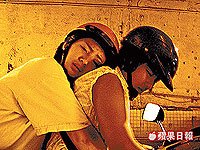 林依晨（左）在《飛躍情海》中飾弱智女，右為導演王毓雅。    2003.11.04 蘋果日報