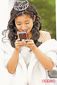 林依晨忍不住拿起手機玩遊戲。    2003.11.10 蘋果日報