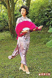 林依晨穿上旗袍別有風韻。張桓誠攝     2003.11.15 蘋果日報