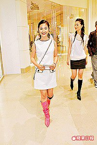 林依晨的衣服是日本牌子Over Lap的衣服和包包，靴子也是日本買的，全部一萬元打死。    2003.11.15 蘋果日報
