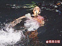 林依晨在片中被刺身亡，推落海中。    2003.11.30 蘋果日報