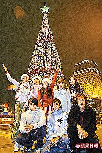 林依晨（後排中）寒風中許下聖誕心願。吳怡慧攝    2003.12.20 蘋果日報