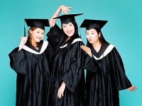 林立雯、楊謹華、林依晨在「我的秘密花園2」裡終於走出校園。