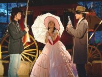 張天霖、陳宇凡分別穿上酷勁十足的牛仔紳士服，而林依晨則打扮成一代佳人費雯麗式的復古蓬裙的造型。