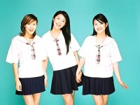 林依晨〈圖右一〉穿上水手服，感覺自己像日本自拍妹。