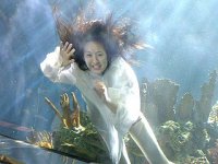 林依晨水中拍戲，滋味不好受。