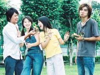 林立雯及Duncan帶著戲中特製的野薑花粽子及慰勞辛苦的林依晨及賀軍翔。