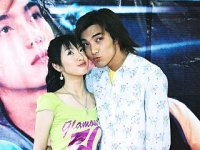 賀軍翔(右)和林依晨(左)主演的偶像劇「愛情合約」播出後，反應熱烈，3日簽書會上，氣氛熱烈，還一度因為圍觀人潮太多，讓附近交通大打結。