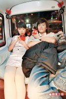 林依晨(左)與鄭元暢車內裝可愛。陳嘉銘攝