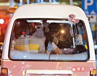 林依晨（箭頭處）在車上摔得人仰馬翻。