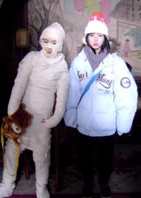 林依晨的木乃伊造型讓師妹郭璧婷（右）笑到不行。（林依晨提供）    2005.02.17 自由時報