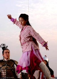 林依晨（上圖右）拍新戲吊鋼絲，覺得「很舒服」。（唐人提供）    2005.03.24 自由時報