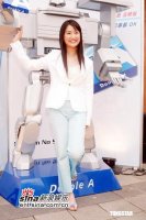 2005.05.21 新浪 与机器人模型合影