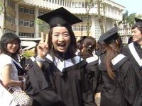 政大學生、藝人林依晨畢業了，全程都用數位相機自拍留下美好的回憶。