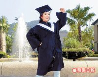 林依晨順利畢業，開心地在政大校園裡留影。吳怡慧攝