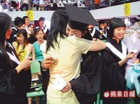 林依晨（右）在典禮中和導師相擁，淚眼矇矓。