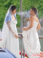 6/3 3:40pm  鄭元暢（左）戴假奶扮新娘，趁拍戲空檔與Jason在一旁抽菸。蘇陳宗鴻攝