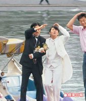 4:33pm  沒下雨，林依晨（右）還得假裝大雨傾盆的感覺。程正邦攝