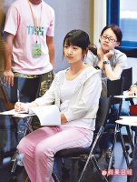 林依晨（左）和曾寶儀重溫學生生活。