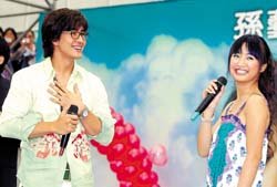 裴勇俊（左）影迷見面會，林依晨演唱「外出」中文主題曲。