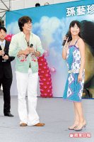 林依晨（右）前天與裴勇俊在見面會上用韓文寒暄，講沒幾句就說不下去。