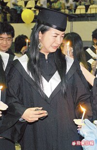 林依晨從政大順利畢業，喜極而泣。  2005.08.30 蘋果日報