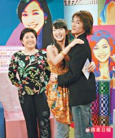 林依晨（中）不怕老媽（左）監看與初戀男友邱履復相擁。魏嘉志攝  2005.09.10 蘋果日報