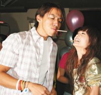 夜店初體驗，楊丞琳（右）獻給了Hit Fm，然而進場的時間不對，害得楊丞琳傻傻的問，「夜店？就是這個樣子的嗎？」 Hit Fm／提供