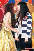 楊丞琳（左）作勢親林依晨。