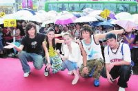 「惡作劇之吻」北區影友會，癌症病童冒雨到現場加油，演員心疼不已。（中視）