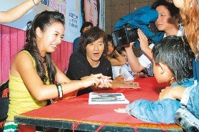 中視「惡作劇之吻」林依晨（左起）、鄭元暢冒雨和粉絲近距離接觸。