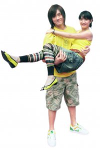 鄭元暢 林依晨兩人巧合都穿黃色上衣，意外以「情侶裝」現身。　　　 （八大）